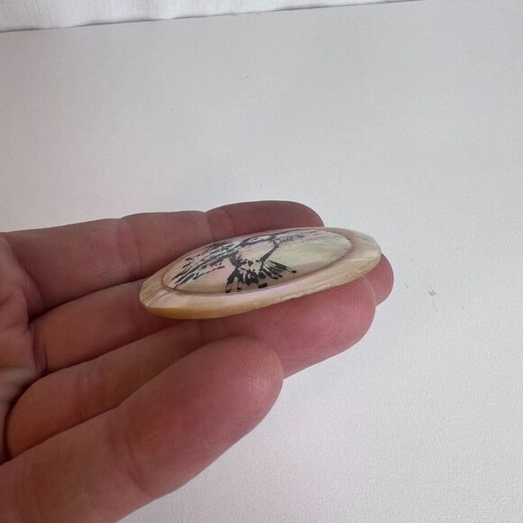 Mother of Pearl Seashell Brooch Pin Round Circle Hummingbird Bird - Picture 3 of 7